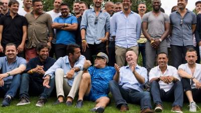 El hondureño David Suazo aparece con Ronaldo, Genaro Gatusso, Alessandro del Piero, Paolo Maldini, Ciro Ferrera, Gianluigi Buffon, Diego Maradona , Gianni Infantino, el colombiano Iván.