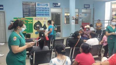 Pacientes esperan ser atendidos en el hospital de Cholueca.