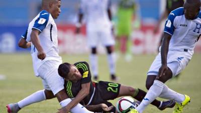 Luis Garrido sufrió una gravísima lesión en el partido eliminatoria entre Honduras y México.