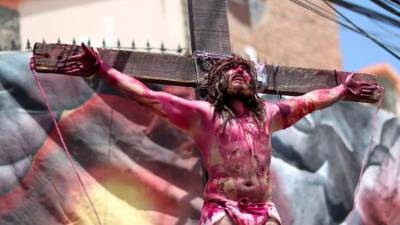 Un joven de la Iglesia El Calvario de Comayagüela participa en la representación del viacrucis hoy, viernes 14 de abril de 2017, durante la celebración del Viernes Santo, por las calles de Comayagüela (Honduras). EFE