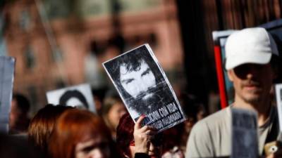 Manifestantes piden la aparición de Santiago Maldonado durante la tradicional protesta semanal contra la desaparición forzada el 14 de septiembre de 2017, en Buenos Aires (Argentina). EFE