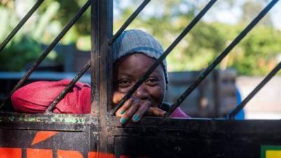 Un habitante observa el orfanato donde 15 niños murieron a causa de un incendio en Puerto Príncipe (Haití). Al menos 15 niños murieron en un incendio en un orfanato en Puerto Príncipe regentado por una congregación cristiana de Estados Unidos, informaron este viernes fuentes oficiales. EFE/ Jean Marc Abelard