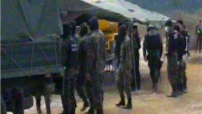 El momento cuando bajaron la droga para incinerarla. Foto cortesía de HCH.