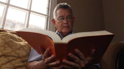 José Antonio Matamoros dedicó mucho tiempo a la lectura para obtener su título. Foto: Jorge Monzón