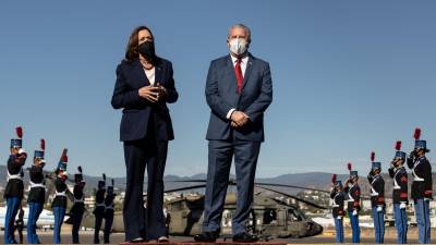 La vicepresidenta de Estados Unidos, Kamala Harris, a su llegada a Tegucigalpa para asistir a la toma de posesión de Xiomara Castro.