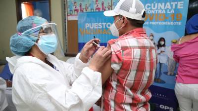 Pese a la campaña de vacunación, un gran número de hondureños se contagió en el último mes. Afortunadamente, la cifra de fallecimientos se mantiene relativamente baja.