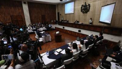 Antes de ingresar a la Sala de Vistas de la Corte Suprema de Justicia (CSJ) donde hoy el juzgador dará a conocer si procesa o no a los señalados en el caso conocido como 'Cooptación del Estado', Pérez Molina dijo a los periodistas que existe incertidumbre sobre lo que sucederá. EFE/Archivo