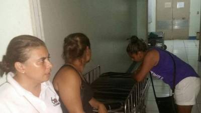 Familiares de la víctima esperaban afuera de la sala de cuidados intensivos.