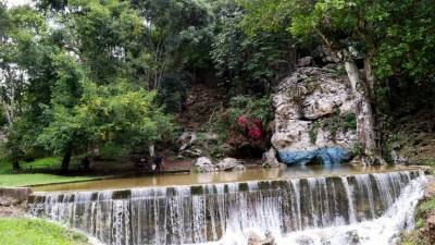 Cueva del Tigre: Al parecer no tiene fin. Está ubicada en la comunidad La Rosa a 14 kilómetros del centro de Yoro. También hay una refrescante poza. Abierto todos los días de 10:00 am - 4:00 pm. Costo L.20.00 adultos, y niños menores de 12 años no pagan. Tel. 9546-2758.