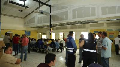 Miembros de Usaid junto con el jefe de Vialidad inspeccionan las mejoras en las oficinas.