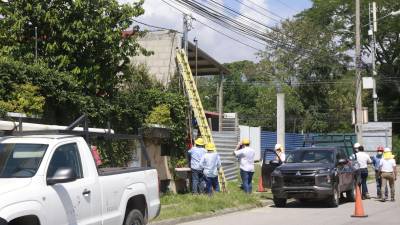 Cuadrillas mientras realizaban un operativo contra hurto de energía en una residencial sampedrana.