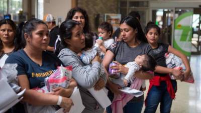 Madres, muchas de ellas hondureñas, piden asilo para ella y sus hijos en EEUU. Foto de archivo.