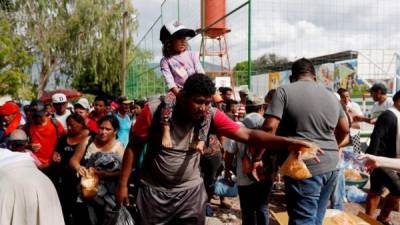 Un grupo de migrantes hondureños que van en caravana hacia los Estados Unidos llegan para pasar la noche hoy, martes 16 de octubre de 2018, en la ciudad de Chiquimula, Guatemala.
