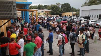 Enormes filas rodean la sede regional de la Policía Nacional. foto: Melvin Cubas.