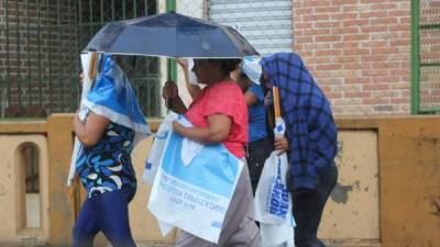 Se recomienda a la población mantener a mano el paraguas en vista de la gran cantidad de lluvia que se espera durante el fin de semana.