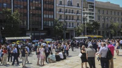 Las personas evacuaron los edificios en Atenas.