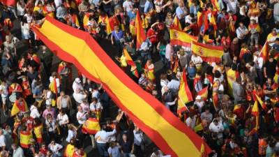 Decenas de españoles se manifestaron a favor de la unidad de España en Madrid.