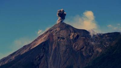 Vista general de una columna de humo sobre el volcán de Fuego de Guatemala. EFE/Archivo