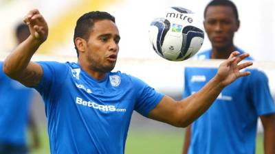 Honduras vr PerÃº, bbva compass stadium 14 noviembre 2012. Orlin Peralta trata de quitarse la marca de un jugador de PerÃº.