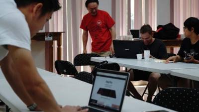 En las imágenes, jueces internacionales del concurso monitoreando la subasta desde el edificio del Instituto Hondureño de Café de San Pedro Sula. foto: Yoseph AMAYA