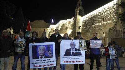 El vicepresidente de EEUU, Mike Pence, fue recibido en medio de protestas.