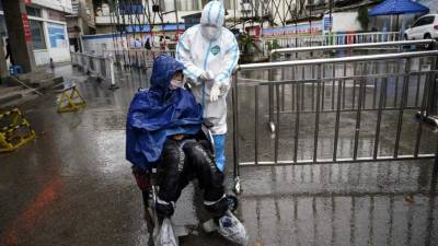 (FILES) In this file photo a memorial for Dr Li Wenliang, who was the whistleblower of the Coronavirus, Covid-19, that originated in Wuhan, China and caused the doctor's death in that city, is pictured outside the UCLA campus in Westwood, California, on February 15, 2020. - US lawmakers on May 7, 2020 proposed renaming the street in front of China's embassy after the late Wuhan doctor punished after warning about the new coronavirus, a step sure to outrage Beijing. The measure would rechristen the section of the Washington street in front of the embassy 'Li Wenliang Plaza' instead of the innocuous current name of 'International Place.' (Photo by Mark RALSTON / AFP)