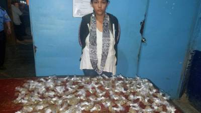 La joven transportaba la supuesta droga dentro de una mochila.