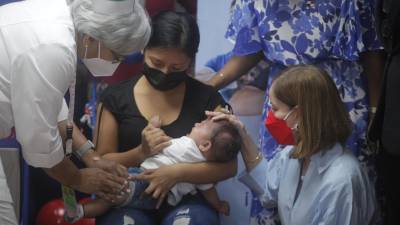 Niños reciben una vacuna contra la COVID-19, en Ciudad de Panamá. Desde este lunes se vacunan a los niños de seis meses a cuatro años.