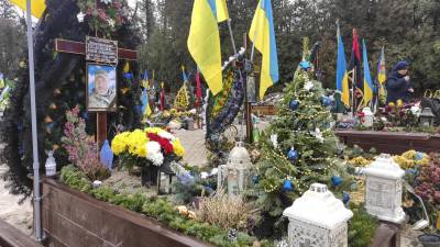 Las tumbas de los soldados caídos en la invasión rusa a Ucrania aparecen decoradas con árboles de Navidad, este domingo, en un cementerio de Lviv.