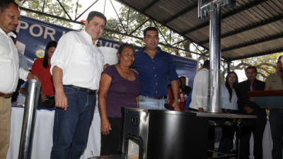 En Siguatepeque, el mandatario llevó ecofogones a familias pobres.