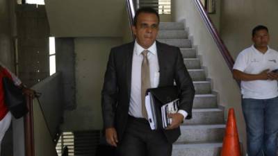 El abogado Raúl Suazo llega este jueves a la reanudación de la audiencia inicial. Él representa al diputado Elvin Santos y a su padre homónimo.