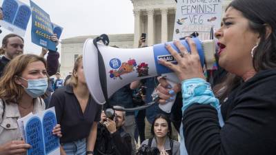 Manifestantes protestan en contra del aborto, este 3 de mayo de 2022, a las afueras de la sede del Tribunal Supremo de EE.UU., en Washington.