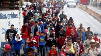 Cientos de migrantes hondureños retomaron su trayecto hacia la frontera de México tras pasar la noche en varios albergues habilitados por las autoridades guatemaltecas en Chiquimula.