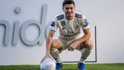 Brahim Díaz, vestido de blanco en el césped del estadio Santiago Bernabéu, durante su presentación hoy como nuevo jugador del Real Madrid. EFE.