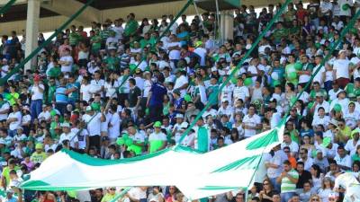 Ambiente de fiesta en el estadio Excélsior de Puerto Cortés.