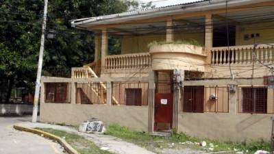 La madrugada cuando ocurrió la tragedia en el porche de este edificio había cuatro vasos utilizados, por lo que departieron.