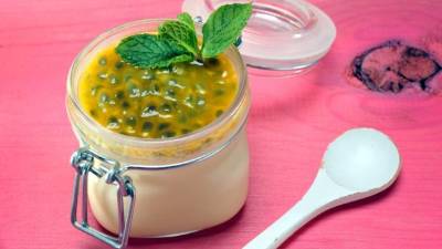 Sirva el dulce de queso con maracuyá en recipientes de vidrio.