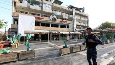 Un policía es visto cerca de la tienda de helados Alfaqma afectada por la explosión de un coche bomba suicida en el distrito de Karrada, Bagdad, (Irak) este martes 30 de mayo. EFE