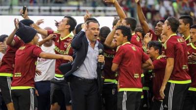 El director técnico de la selección Sub'20 de Venezuela, Rafael Dudamel (c), celebra con los jugadores durante un homenaje, este martes 13 de junio de 2017, en el estadio Olímpico Universitario en Caracas (Venezuela). EFE