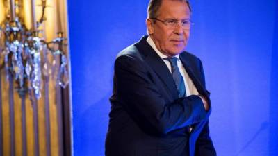 El ministro de Asuntos Exteriores ruso Sergei Lavrov y su homólogo de Francia Jean-Yves Le Drian (fuera de cuadro), hablan durante una rueda de prensa conjunta hoy, jueves 6 de julio de 2017, después de una reunión en París (Francia). EFE/Julien de Rosa