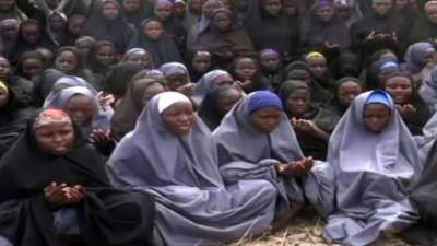 El grupo islamista Boko Haram divulgó este lunes un nuevo vídeo en el que muestra a las estudiantes de secundaria nigerianas raptadas en abril.