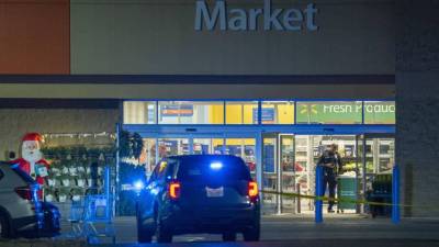 Policías inspeccionan la escena del tiroteo en un Walmart de Estados Unidos.