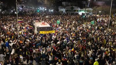 Ciudadanos venezolanos esperan los resultados de las elecciones presidenciales de Venezuela este domingo, en una plaza cercana al consulado de Venezuela en Santiago (Chile). EFE/Ailen Díaz