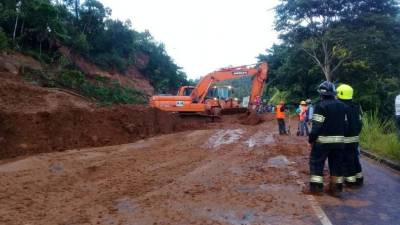 Maquinaria pesada realizó la remoción del material que bloqueó la carretera.