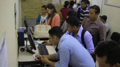 Solicitantes se inscriben en la plataforma del servicio de empleo.