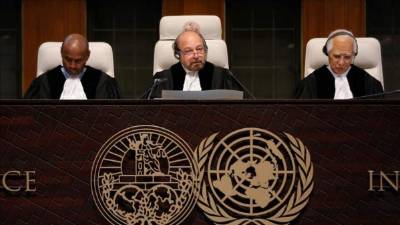 El presidente CIJ, Ronny Abraham, el vicepresidente, Abdulqawi Yusuf, y el juez japonés Hisashi Owada, durante la causa judicial. EFE.