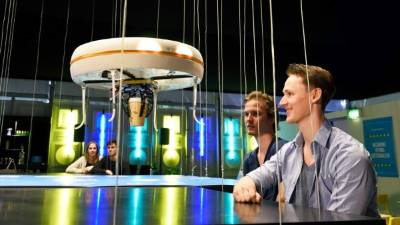 Blue Jay entrega la orden de un cliente.