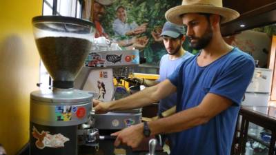 Los dos italianos que hacen su pasantía en Las Capucas.