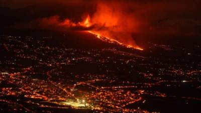 Los ríos de lava que recorren la vertiente oeste de la isla de La Palma en dirección a la costa han arrasado cientos de casas y también sepultarán comunicaciones terrestres, eléctricas y telefónicas además de crear una lluvia ácida cuando, en las próximas horas, lleguen al mar.