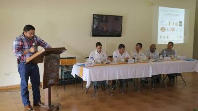 Santiago Motiño dando un discurso junto con las autoridades gubernamentales y empresariales de La Lima. Foto: Melvin Cubas
